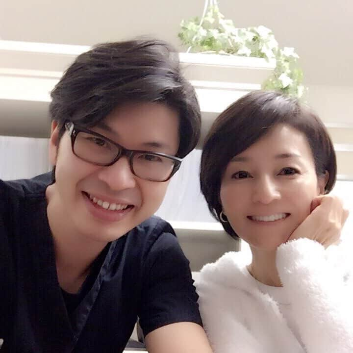 仁科亜季子さんのインスタグラム写真 - (仁科亜季子Instagram)「1ヶ月に1回の骨矯正✨✨ BIKOTSUに行って来ました‼️ 今日はお顔の骨もメンテナンスしていただきました。 小顔になると評判の先生の施術は、痛くもなくてとてもリラックスして受けられます。 高野先生と📷✨」3月12日 9時01分 - akiko.nishina