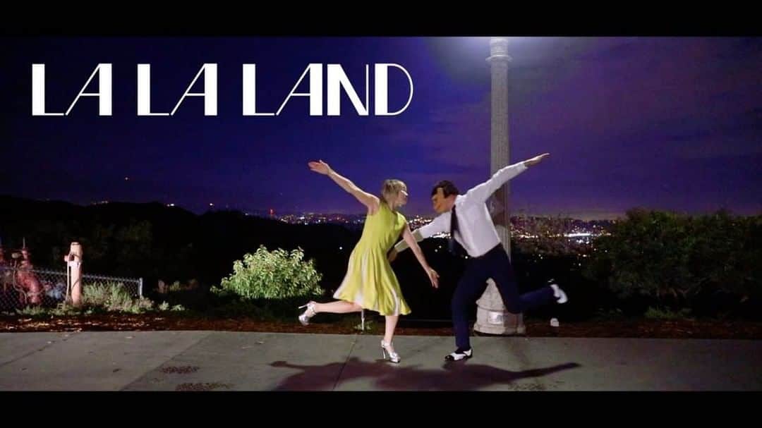 のインスタグラム：「Have you guys seen La La Land? 💃🏼🕺🏼✨ Osaru-san and I decided to spend our last day in LA. visiting some of the movie's filming locations🎬 1月のゴールデングローブに影響され、L.A. 最終日はラ・ラ・ランドの聖地巡りをすることに💕素敵なスポットが沢山あったので、皆さんとシェア🌟 Hope you enjoy it!! ♡ #おさるさんのタップシューズ黒い靴に白いテープわ貼って手作りw #そこまでお願いしてないよ #おさるさんもやりたがり? #はい #変な夫婦 #いつもギリギリ #いつもバタバタ #大変大変 #疲れる #けど楽しいw #からまたやっちゃう #きっと ♡ #lalaland #film #movies #musical #ryangosling #la #losangeles #nightscape #view #ララランド #映画 #ロサンゼルス #景色 #夜景」