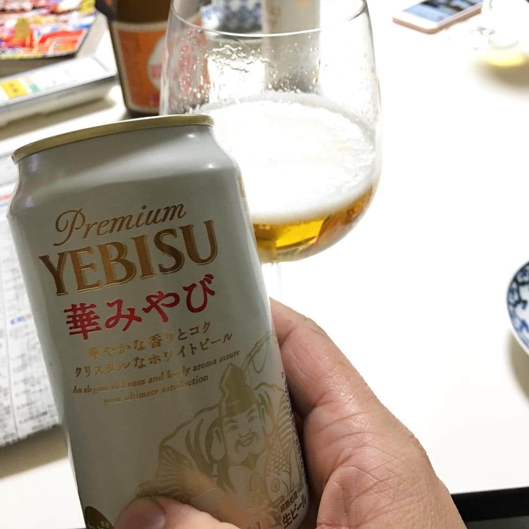森田繁のインスタグラム：「ボルドーグラスに薫りを閉じこめてエビスの新製品を。 半世紀前、いちどだけ食べたことのあるカバヤのサイケガムの香りがした。」