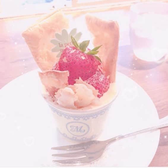 choa_officialのインスタグラム：「お洒落にも流行りがあれば食べ物にも流行りってありますよね♡こんな可愛いカップケーキ見るだけでお洒落な気分になっちゃいます♡写真を撮って友達に自慢も出来ちゃいますね♡写真を撮った後は美味しくいただきます♡ _  photo by @_tyangram _  今をときめく貴女の投稿、ぜひご紹介させていただきたいので、フォローお待ちしてます♡→@choa.jp  #choa_jp #今をときめくあの人から学ぶメディア #food #苺 #strawberry #カップケーキ #スイーツ #pink #cake #sweets #instagood #instalike #おしゃれな人と繋がりたい #お洒落さんと繋がりたい」