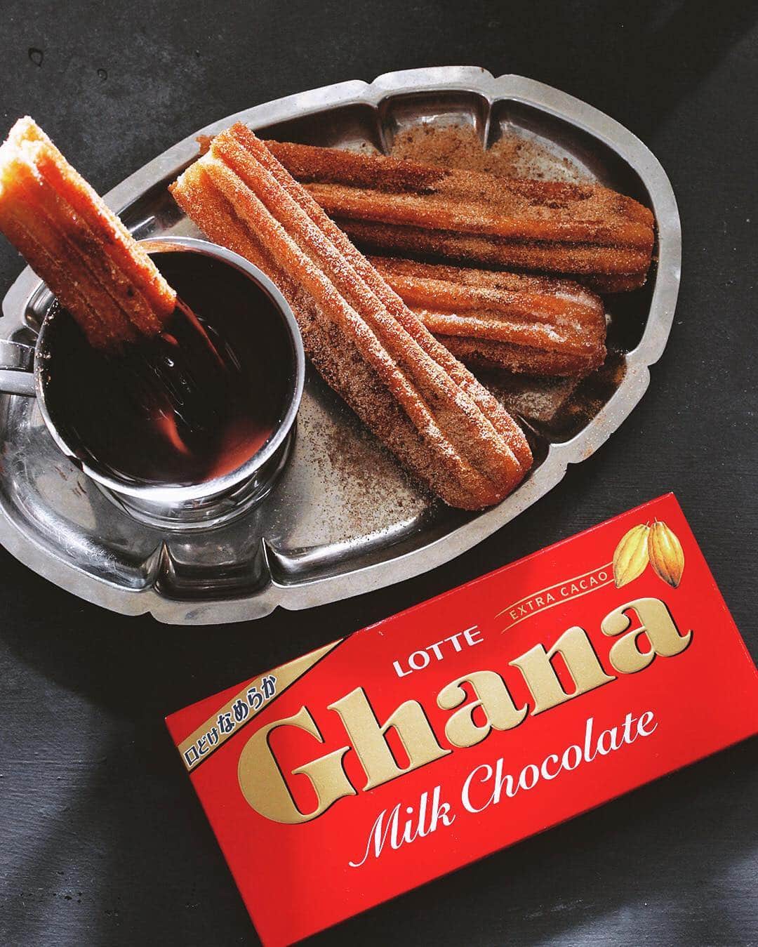 樋口正樹さんのインスタグラム写真 - (樋口正樹Instagram)「Churros & Hot chocolate . チュロスをホットチョコレートにディップして食べるのって、美味しくて美味しくてかなり好き！ . ロッテさまの企画に参加して、ガーナミルクチョコレートで作りました。 3月10日からホットチョコレートの写真に「#手作りチョコガーナ」のハッシュタグをつけて投稿すると20名様に「ガーナ10枚セット」が当たるキャンペーン実施中です！ . #Hotchocolate #Churros #churroslovers #ロッテ #ガーナ #ホットチョコレート #チュロス」3月12日 15時00分 - higuccini