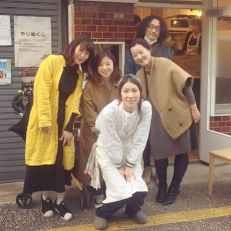 坂本美雨さんのインスタグラム写真 - (坂本美雨Instagram)「#食堂めぐる オープニングパーティー。もうすでに、いろんな方面の友達が集い、つながり、初めましてがあり、ひさしぶりー！があり。 この場所で、めぐってる。 @syokudou_meguru  @coupe_nats #松陰神社前 #今日のなまこちゃん  #なまこムービー」3月12日 22時09分 - miu_sakamoto