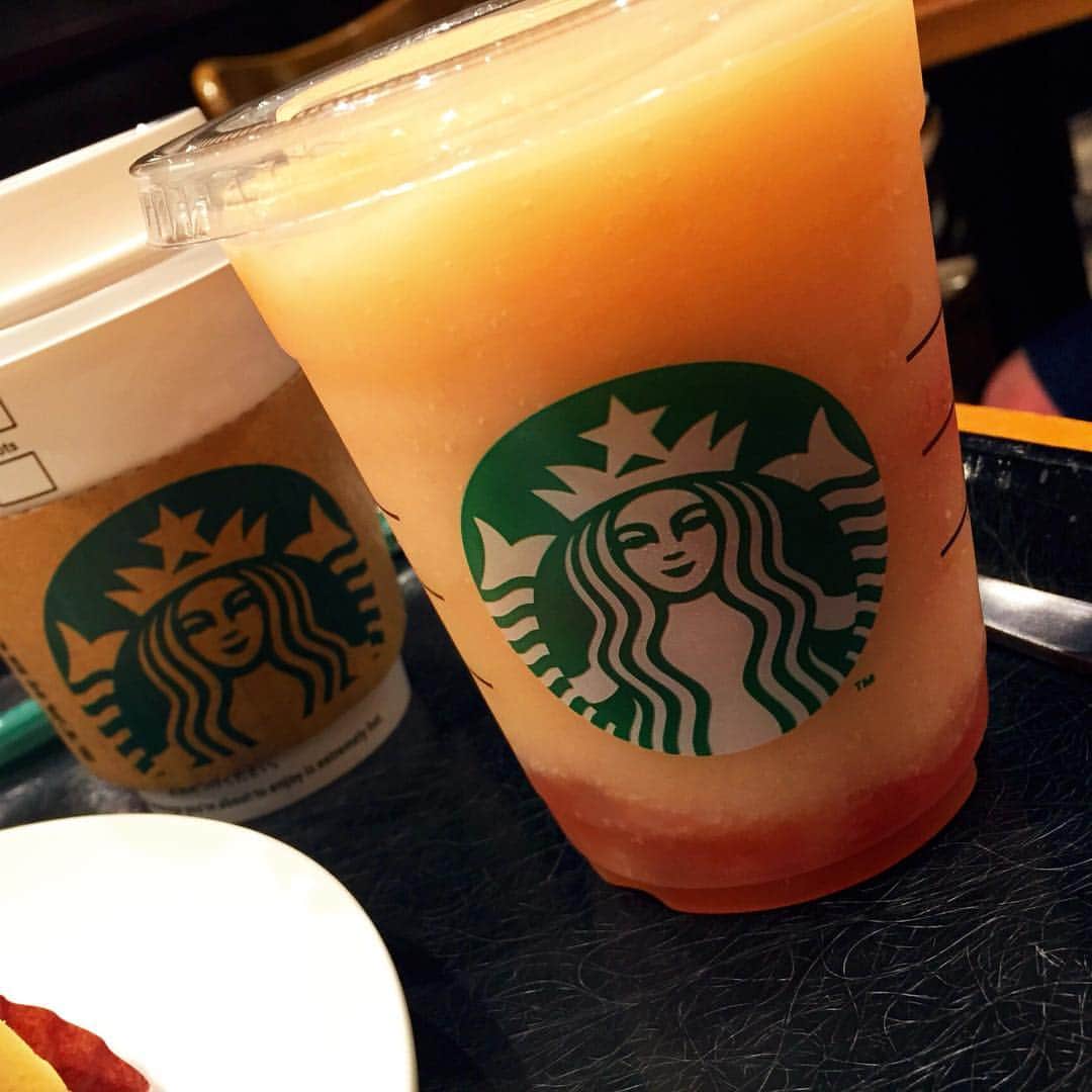 中路紫帆のインスタグラム：「スタバのピーチインピーチ🍑 2年前ぐらいのやっけ？ もっかい飲みたいな…😭💘 1番好きやった🍑💭🤤 #starbucks  #peachinpeach  #🍑 #2015年  #復活してくれ…😢」