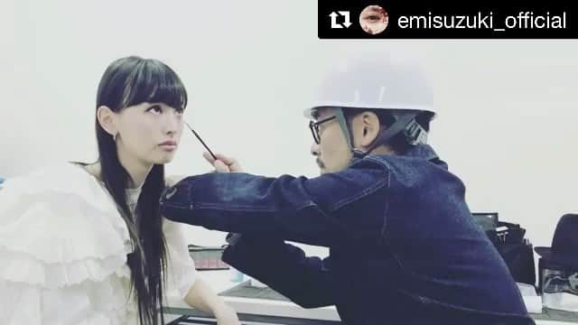小寺智子のインスタグラム：「・ ・ この動画を撮りながら笑い声をかみ殺すのがつらくて、顔の筋肉が崩壊するかと思いました😂😂 @emisuzuki_official  @uda.moyou ・ ・ ・ #SOMARU発売記念イベントin京都 #第一部と第二部の合間のメイク直し中 #真面目な顔してますが完全に遊んでますから #メイクするときにヘルメットなんてかぶりませんから #天才2人のこうゆうおちゃめさが大好きさ」
