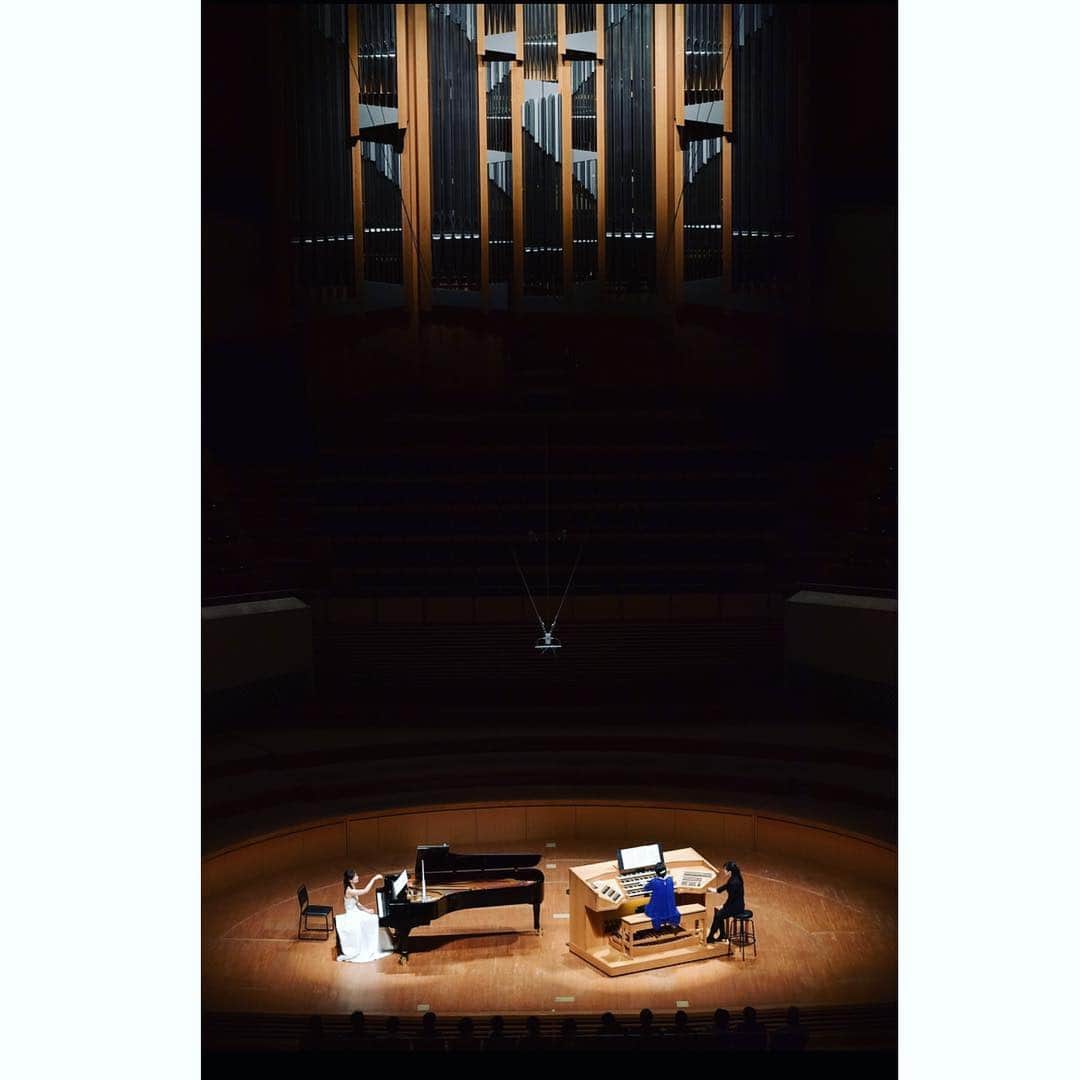 森本麻衣のインスタグラム：「2017/01/12 organ & piano concert photo😊💕 . コンサートのお写真を頂きました‼️ パイプオルガンが綺麗だぁ…😻 . photo: ミューザ川崎シンフォニーホール©︎青柳聡 . . . #piano#organ#duo#duoconcert #concert#muzakawasaki#muza#kawasaki#maimorimoto#pianist#classic #instalike#instapiano#instaconcert  #森本麻衣#ピアノ#ピアニスト#ミューザ川崎#コンサート#デュオ#クラシック#パイプオルガン#オルガン#三原麻里 #音楽って最高！」