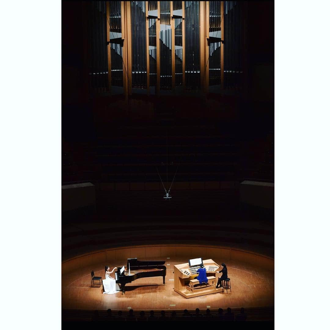 森本麻衣さんのインスタグラム写真 - (森本麻衣Instagram)「2017/01/12 organ & piano concert photo😊💕 . コンサートのお写真を頂きました‼️ パイプオルガンが綺麗だぁ…😻 . photo: ミューザ川崎シンフォニーホール©︎青柳聡 . . . #piano#organ#duo#duoconcert #concert#muzakawasaki#muza#kawasaki#maimorimoto#pianist#classic #instalike#instapiano#instaconcert  #森本麻衣#ピアノ#ピアニスト#ミューザ川崎#コンサート#デュオ#クラシック#パイプオルガン#オルガン#三原麻里 #音楽って最高！」3月12日 23時25分 - _maipiano_