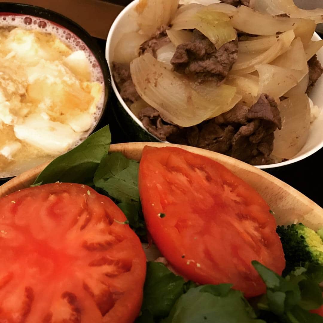 里美ゆりあのインスタグラム：「晩御飯🌃🍴 #牛丼#卵味噌汁#サラダ」