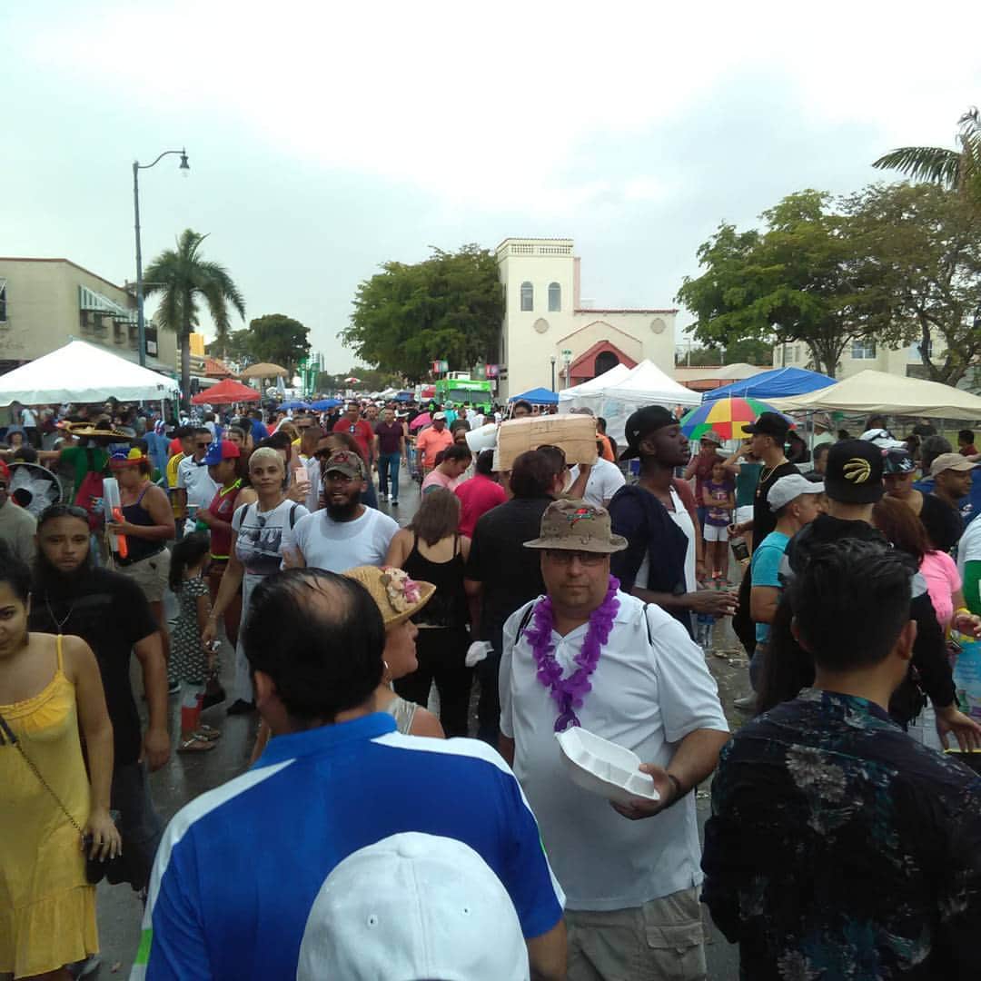ルーキタエのインスタグラム：「Calle Ocho festival 🎶」