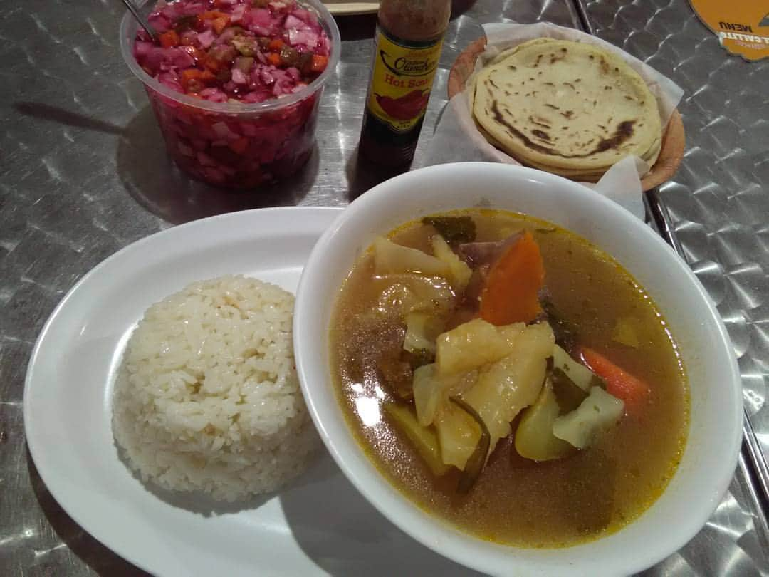 ルーキタエのインスタグラム：「Honduras dinner🍴💛💚💙」