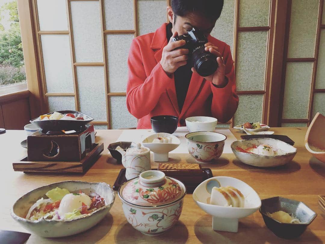 保田圭さんのインスタグラム写真 - (保田圭Instagram)「旅館の朝食を一眼レフで撮る主人。#主人はNikon派 #私はcanon派 #この写真はiphone」3月13日 10時14分 - keiyasuda1206