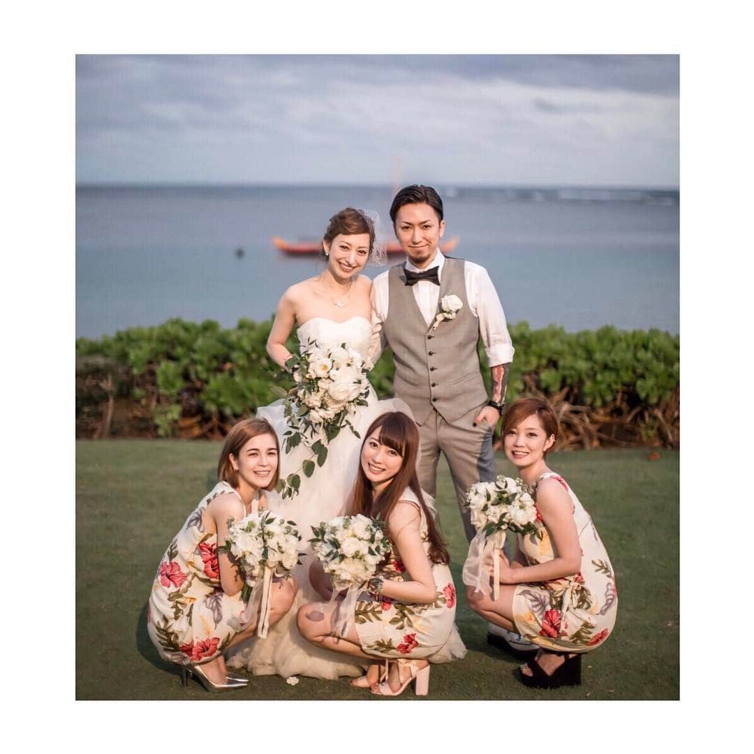 佐倉知里のインスタグラム：「👰💍🤵 . 💓Bride and groom 💓 . with Bridesmaids 🌺✨ . . 沢山の人におめでとうをもらってる有紗💓私まで嬉しい(*´꒳`*)はあ(*´꒳`*)💕 . . #👰🤵 #👼😈 #marriage  #congrats#alot #brideandgroom #bridesmaids  #hawaii#kahala  #beautiful #bff #ダーブロウ有紗 #SiMMAH #はあ可愛い#天使すぎ #新郎新婦 #お似合い #とゆうか #似てる #子供絶対可愛い」