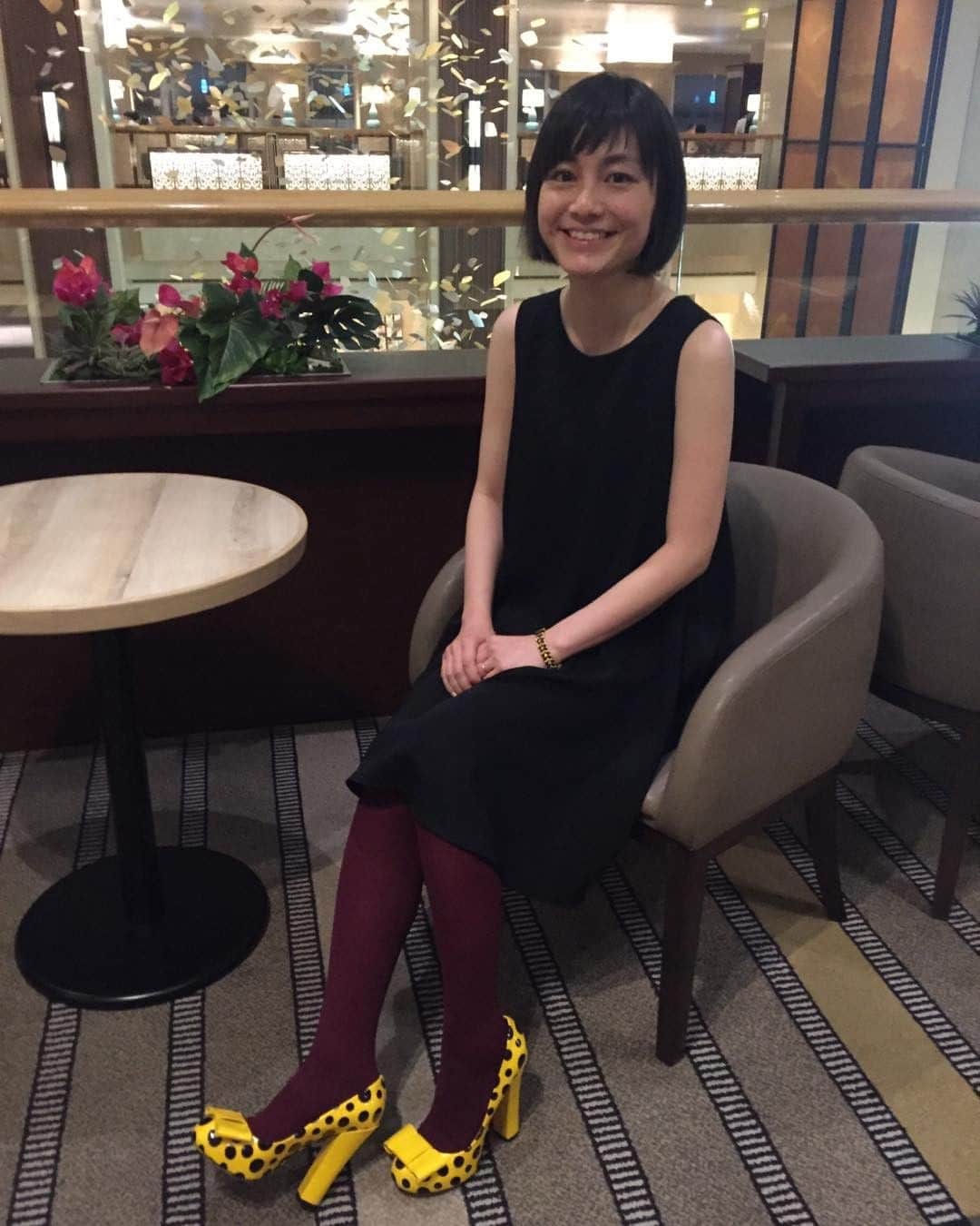 大森望のインスタグラム：「前回のこのミス大賞受賞者、一色さゆりさん。草間彌生柄のLOUIS VUITTONのハイヒールがポイント。」