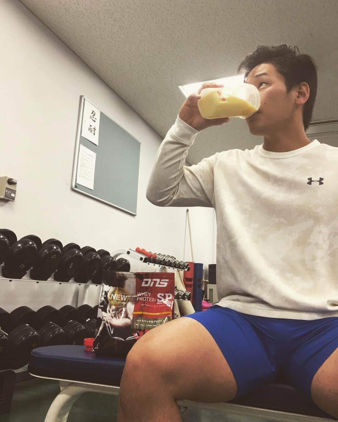 吉田正尚のインスタグラム：「トレーニング後のゴールデンタイム‼️ #16日新発売 #プロテイン #フルーツミックス味 #後味スッキリ #美味しいです #DNSサプリメント #ホエイSP #筋肉 #パワー💪アップ」