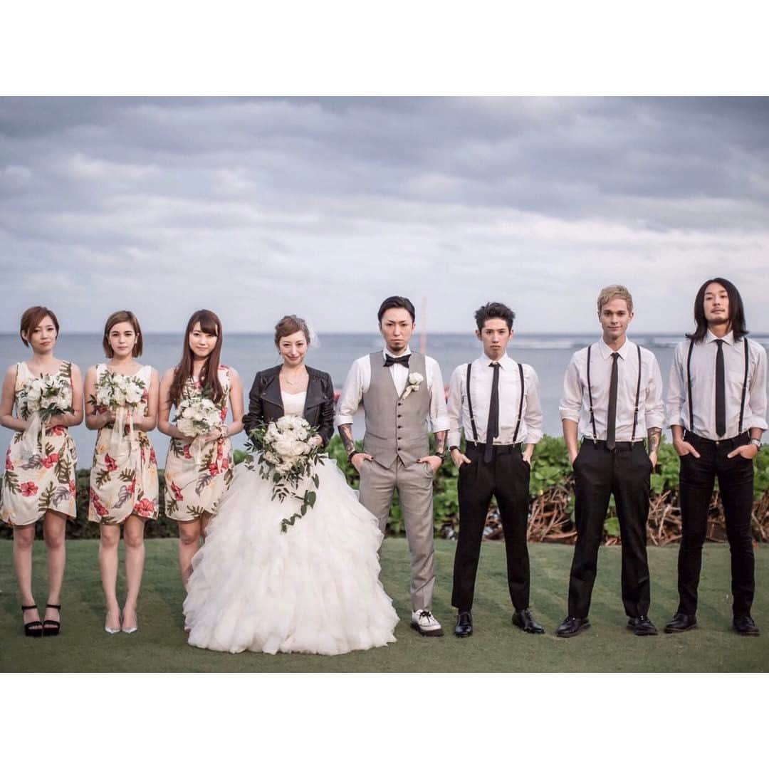 佐倉知里のインスタグラム：「✨✨✨✨ 💎HAPPY WEDDING 💎 💓♡♡👑ALISA👑♡♡💓 ✨✨✨✨✨✨✨✨✨ . 本日のお昼に発表されました♡ 実はハワイに行っていたのは、 . 親友ダーブロウ有紗とSiMのMAHさんの結婚式でした♡💒🌺 . . ブライズメイドとして結婚式前に有紗に一瞬会えたのだけど瞬間(இɷஇ )←これ . いざ旦那さんと腕を組んでヴァージンロードを歩いてるのをみると、綺麗すぎて綺麗すぎて(இɷஇ )(இɷஇ )(இɷஇ )←これ . . こんなに近くで世界一幸せで綺麗な花嫁さんの有紗を祝福できる自分がとっても幸せものだと実感しました。 . 改めて有紗、旦那様、おめでとうございます。 💓👼👿💓 . 載せたい写真沢山っ♡ あー可愛い。可愛すぎる。 . . #happywedding#ダーブロウ有紗#天使#bff #ブライズメイド#bridesmaid#アッシャー#usher」