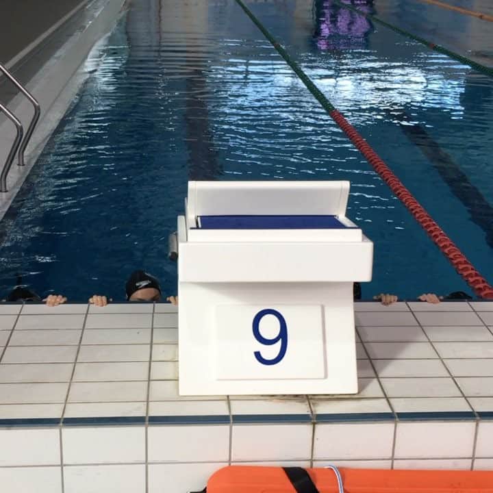 ローレン・ボイルのインスタグラム：「Jumping out of Monday like... #swimming #strongwomen #speedo #athlete #girls」