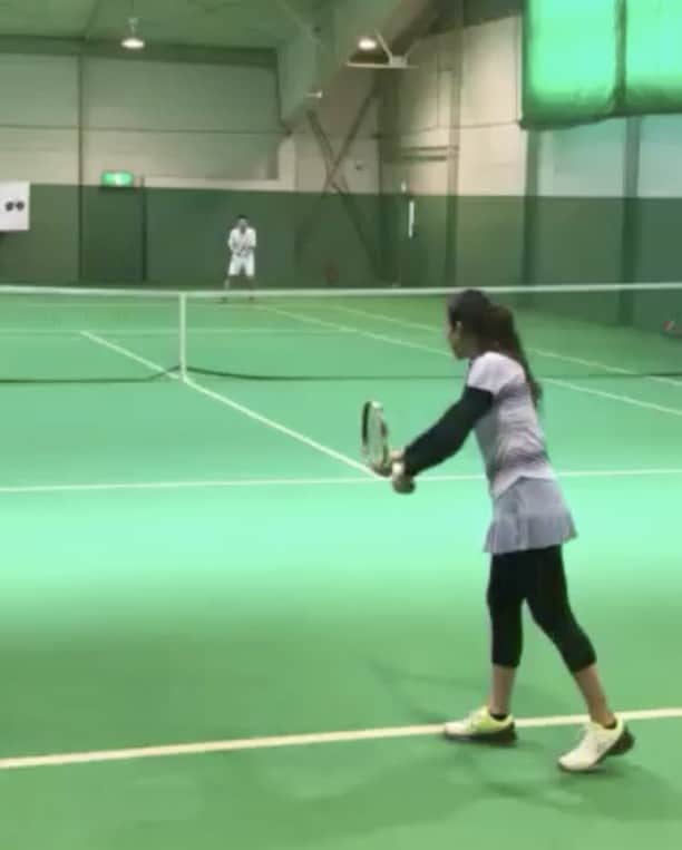 瀬間友里加のインスタグラム：「Yesterday's tennis lessons :)昨日のプライベートレッスンにて!サーブからのクロスラリー🎾😎✨#tennis #ellesse #lesson」