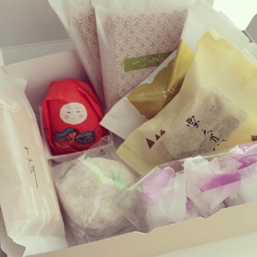 こしじまとしこのインスタグラム：「金沢の #うら田 の和菓子詰め合わせ。 どれも美味しい…(●´)З`)))ﾓｸﾞﾓｸﾞ #さい川 が特に大好きです♡  #こい茶 #愛香菓 #加賀八幡起上もなか #栗天真 #麦笛 #箔の音」