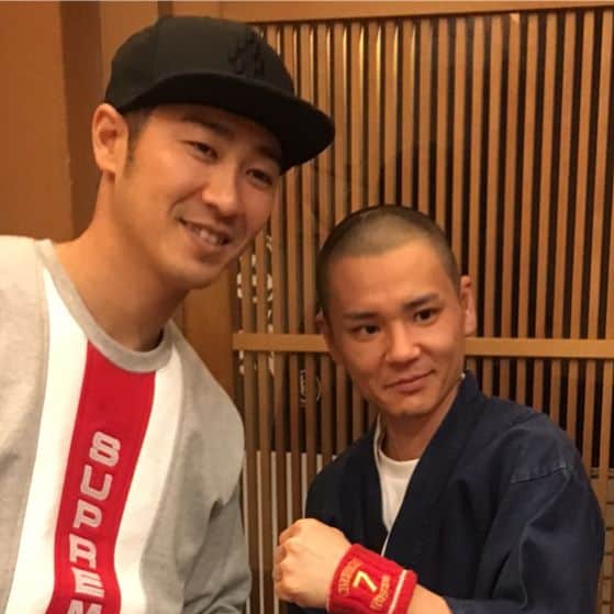 西岡剛のインスタグラム：「昨日は寿司🍣 オープン当時からファンになって大阪の寿司はここしか行きません🤗 #村上二郎 の二郎ちゃんです🤣 #寿司職人 として若いのに志し寿司対する思い入れが強く味は間違いなく美味しいねんけど 俺は二郎ちゃんの#職人 としての#プロフィショナル な部分に惚れて、大阪で寿司食うときはここしか行きません。 日曜日も定休日やのにいつも無理言ってすいません😅 でっかい白子もまだネタとしては満足してないらしい🤤 #ウニ もその日とれた#日本で1番 のウニをいつも頑張って手にいれてくれてます。 自分の#ご褒美 で今日は美味しいもの食べようと決めたときはたいてい村上二郎行ってる🤣 #阪神タイガース#西岡剛 #村上二郎 #寿司職人」