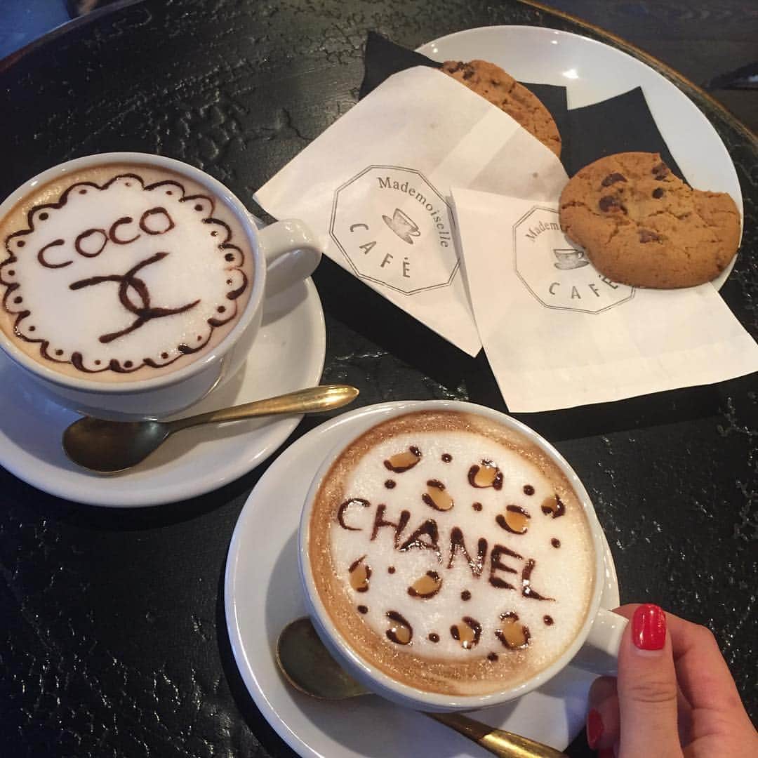 谷川菜奈さんのインスタグラム写真 - (谷川菜奈Instagram)「可愛すぎるラテアート☕️❤ . #dayoff#osaka#vintageshop #latteart#latte#chanel#cute #mademoiselle#cafe」3月13日 17時25分 - pechi.130