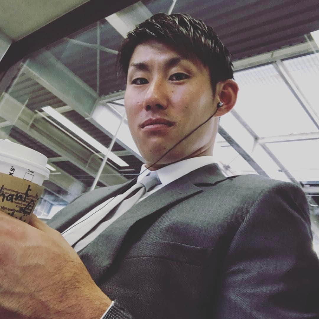 飯田哲矢のインスタグラム：「スタバもって洒落げに。 ばかたれ。なかたれん。」