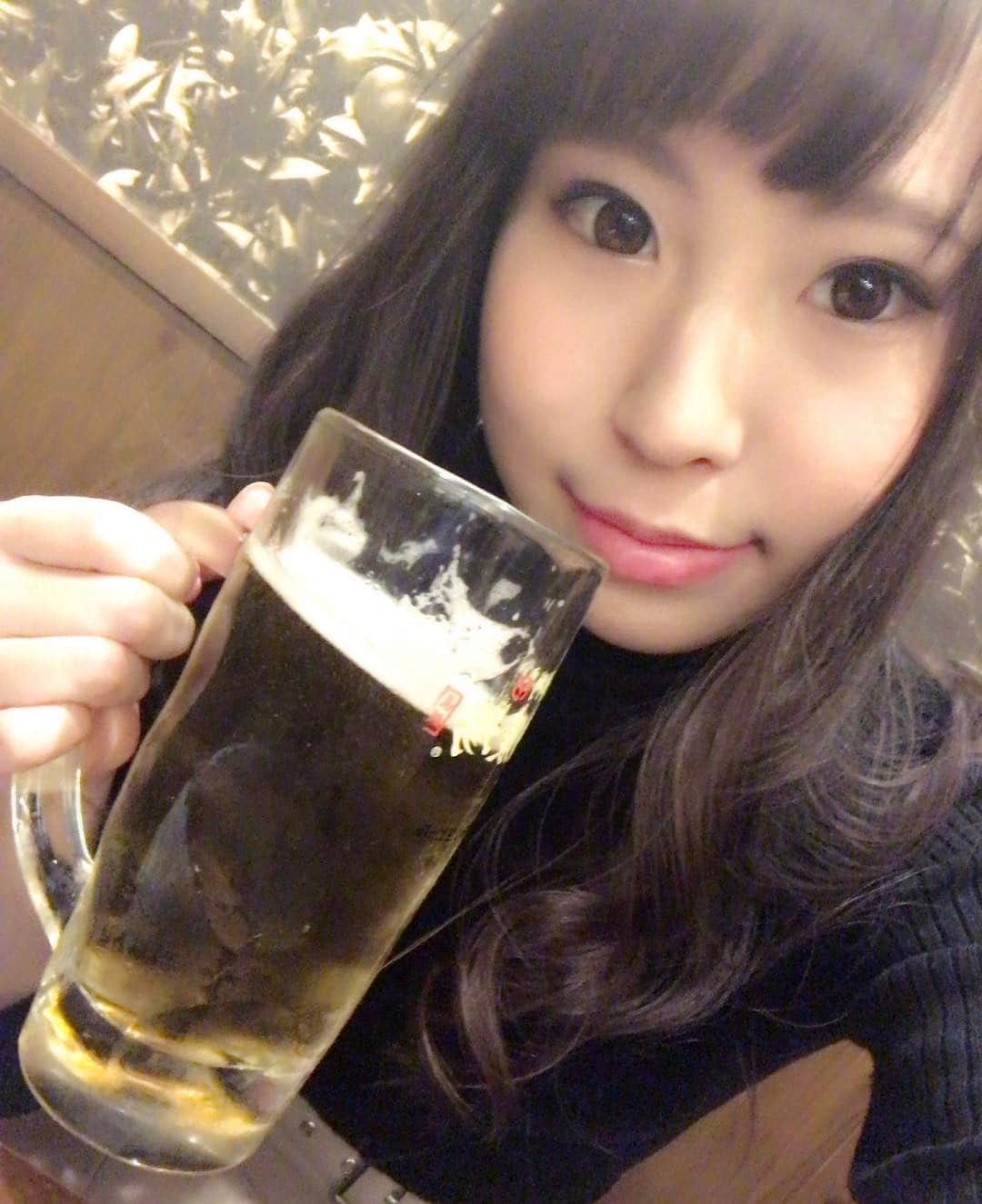 真島かおるのインスタグラム：「地元から友達が来たので遊んでます٩(ˊᗜˋ*)و 飲むぞ。笑 #お酒」