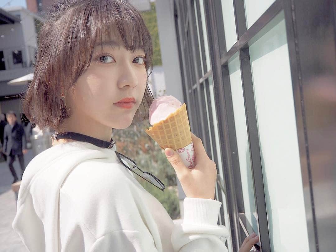 宮脇咲良さんのインスタグラム写真 - (宮脇咲良Instagram)「まだまだ寒いのに、 #icecream 食べたよ😂 #strawberry 🍓✖️#chocolate の組み合わせ😮✨ やっぱり、アイスクリームはコーンだよね！  #yammy #cute #🍦」3月13日 22時30分 - 39saku_chan