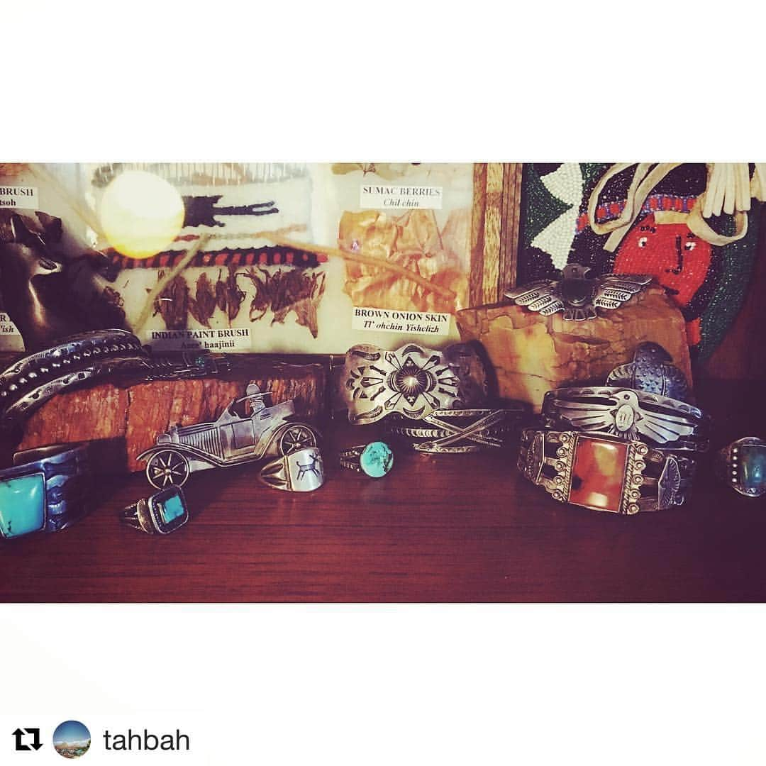 GreenAngleのインスタグラム：「3月18日からの3連休はこちらです🏜お見逃しなく❗ #Repost @tahbah with @repostapp ・・・ Vintage Indian Jewelry Trunk Show @green_angle_mensstore  2017.3.18(SAT)-20(MON)　 OPEN 12:00～20:00  #navajo#zuni#hopi#vintage#indianjewelry#turquoise#ナバホ#ズニ#ホピ#ビンテージ#インディアンジュエリー#フレッドハービー#ナバホラグ#チマヨ」