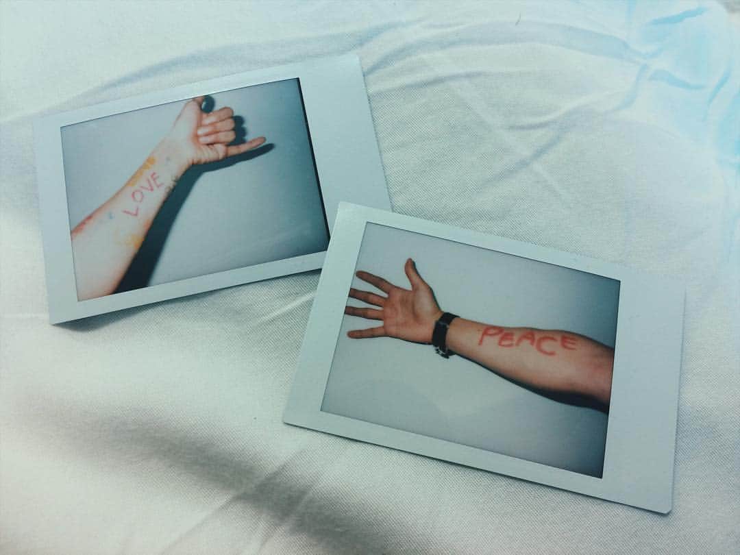 CoLoRのインスタグラム：「世界にもっと愛が溢れますように。  #whiteday #ホワイトデー  #polaroid  #colorlgbt  #gay #lesbian #  #bisexual #愛 #couple #カップル #transgender #pansexual#Amazing #Beautiful  #LoveIsLove  #Pride  #LGBT  #ItsOk #ComeOut  #SorryNotSorry #ゲイ #バイ #レズビアン #トランスジェンダー」