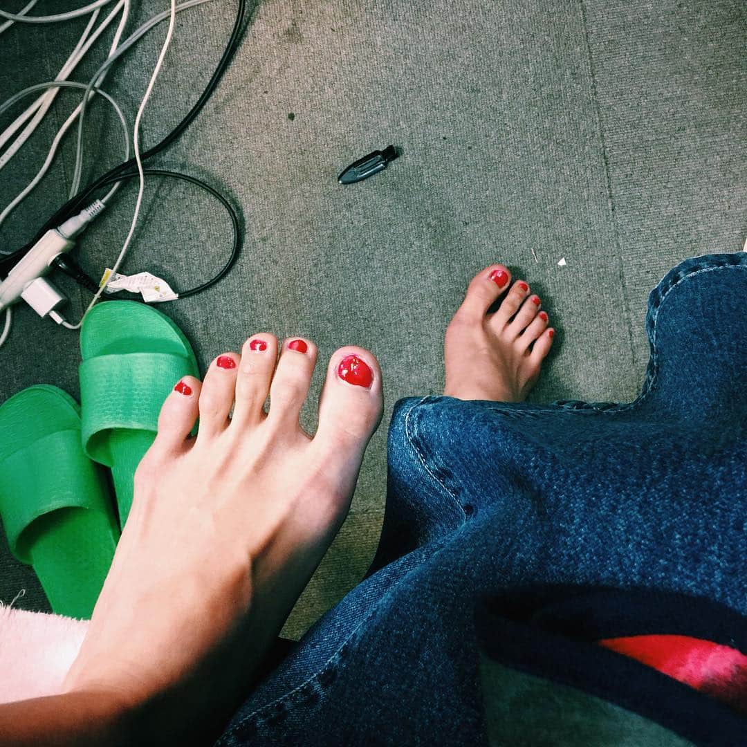 杉ありさのインスタグラム：「❤ ”denim×red”が好き。 塗ってもらいました👖👠 #私手も足も指が異様に細長め笑 . #happy #beauty #love #instagram #instalove #instalike #instagood #fashion #instabeauty #cosmetics #special #hairmake #shooting #work #model #instafashion #fashionable #fashionpost #selfie #me #arisasugi #selfies #nail」