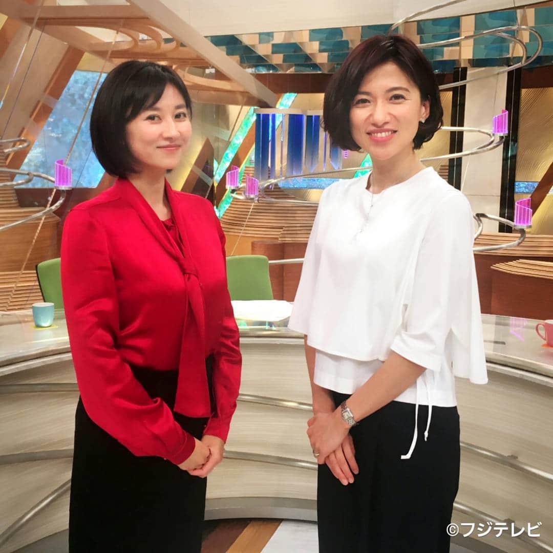フジテレビ「とくダネ！」のインスタグラム：「今日の菊川さんは赤が鮮やかなシルクリボンのブラウスにブラックのケミカルレーススカート 光沢のあるエレガントなブラウスをネクタイ風に結んだリボンでシャープな印象に♪ 梅津さんの二枚重ねのカットソーはウエストポイントを高くして脚長効果 ホワイトのトップスに黒のワイドパンツを合わせるメリハリコーデ♪ #菊川怜 #梅津弥英子 #とくダネコーデ #シルクリボン #ケミカルレース #カットソー #ワイドパンツ #アナウンサー #tage #どんなセリフが合うでしょう #とくダネ大喜利 #ファッション #コーディネート #今日のコーデ #コーデ #アナウンサー #大喜利 #2017 #3月14日 #火曜日 #とくダネ #tokudane #フジテレビ #fujitv 170314」