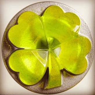 ムツミオ-コムのインスタグラム：「幸せの四ツ葉のクローバー🍀#チェコガラス#チェコボタン#ボタンアクセサリー#ハンドメイド#ハンドメイドアクセサリー#手作りアクセサリー#手作り雑貨#手作り服#手作り作家」