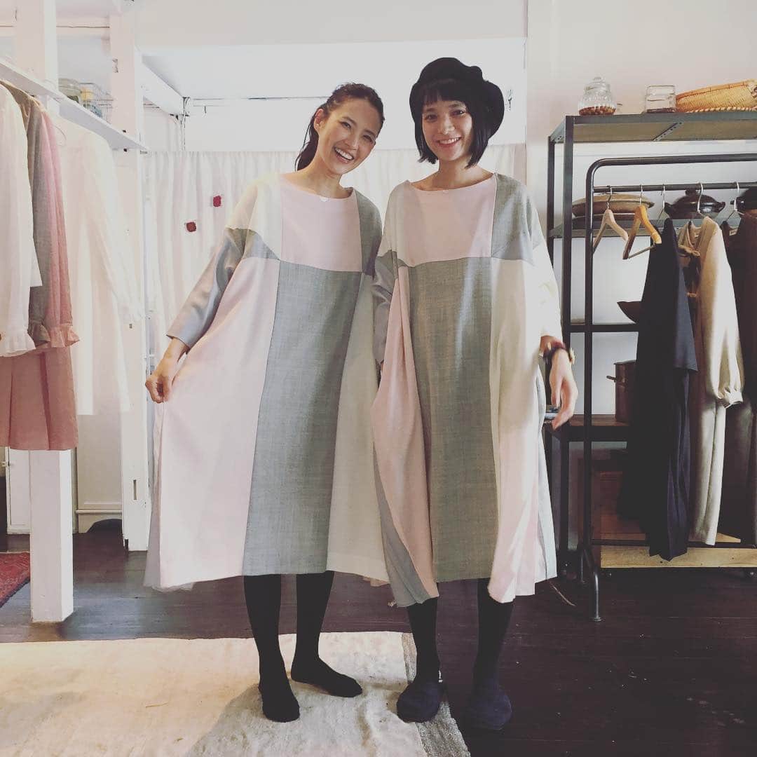 浜島直子さんのインスタグラム写真 - (浜島直子Instagram)「昨日はアキ(@akiyoneda )のブランド、オーマスヘンデ(@omas_hande )の展示会へ。 どれもこれもため息が出るほど素敵で、アキのさすがのセンスにうっとりしてしまいました。 迷いに迷って、私はこの日アキが着ていた写真のワンピースと、ウールのオーバーオールのようなグレイのスカートをオーダー。(アキのインスタでアキが着ているものです😘 タグ付してるのでぜひチェックしてみてくださいね) 昔から本当にお洒落で、年下だけど憧れの存在のアキ。昨日は「アキ天才やな！」と連呼していたら「嘘くさい〜（笑）」と笑っていたけど、本当に天才やな！✨ また会えるの楽しみにしてるよ〜💕 #米田有希 #omashände  #omashande  #オーマスヘンデ #しつこいですが… #アキ天才やな✨」3月14日 11時22分 - hamaji_0912