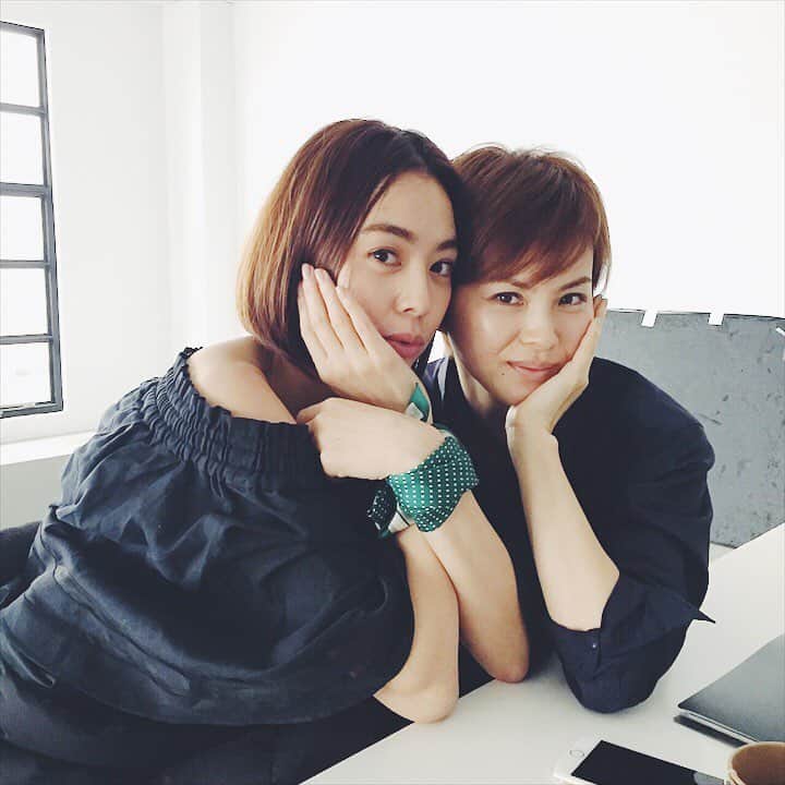 浅見れいなさんのインスタグラム写真 - (浅見れいなInstagram)「さっきLIVE配信見てくれたみんなありがとう💓💓 順調にWあさみで撮影中📷 2人とも4時起き😴 @inrededitor  @imajuku0107」3月14日 12時06分 - reina_asami