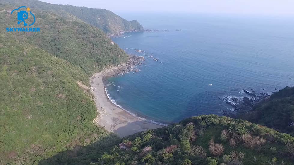 skywalker.inc 【スカイウォーカー株式会社】のインスタグラム：「. ドローン撮影実績🚁 Photo2 高知県土佐市 絶景ですね✨ . 【撮影機材】@djiglobal #ドローン：#inspire1raw #カメラ：#zenmusex5r . #高知県 #土佐市 #動画 #撮影 #景色 #風景 #海 #空 #雲 #山 #山脈 #写真好きな人と繋がりたい  #drone #dji #dronefly #dronelife #dronestagram #sky #skylovers #skyporn #nature #view #aerial #japan」