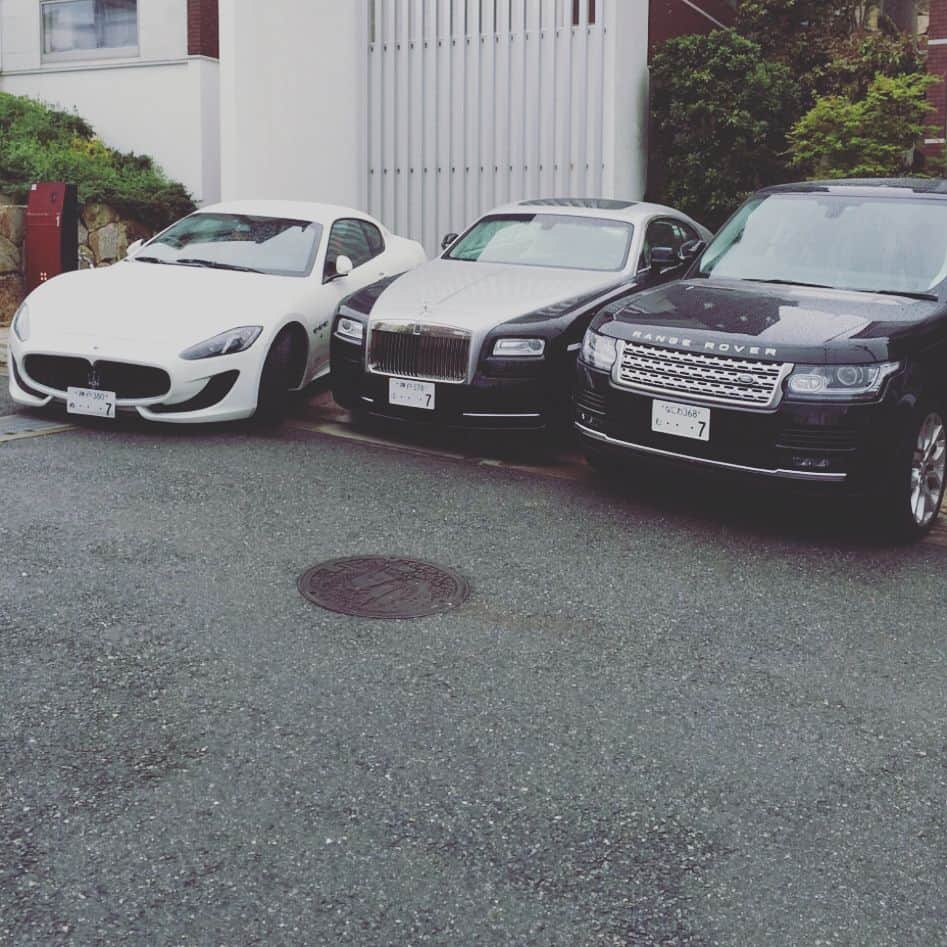 西岡剛のインスタグラム：「#アキレス腱 切れてスイッチ入ったとき#1からではなく0からスタート とやと思い、自分の#大好きな #車 を全て手放しました🤣 車はちょっとした#趣味 やってんけど趣味さえ消しました😭 #ランボルギーニ も#ロールスロイス も翔がマネして買いよったけど翔が買ったら俺は黙って手放すから翔はいつもせっかくマネして買ったのに〜って落ち込む😅 今日も暴れろよ💪今日は気合いいれて#wbc 応援しましょう📣 白のマセラッティは日ハムの西川遥輝が引き取ってくれて大事に今でも乗ってくれてます。 男なら一度は乗りたくなるねんなー😊 でもスポーツカーって2人しか乗れないし 段があったら擦るし、音もうるさいし😩けどたまに乗りたくなるねんなー😜 好きな物全部手放すのって勇気いるけど結構 スッキリする😅 今年の趣味は野球やな👍 #阪神タイガース#西岡剛 #日本ハムファイターズ#中田翔#西川遥輝#maseratigranturismo #lamborghiniaventador  #rangerovervogue  #rollsroycewraith  #ferrari458spider」
