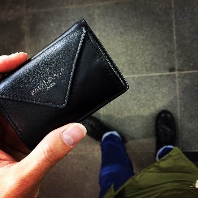 大泉和也のインスタグラム：「見たらわかる良いやつやん。持ってわかるやばいやつやん。 #new #wallet #balenciaga #black #バレンシアガ #財布 #paraboot #denham #woolrich」