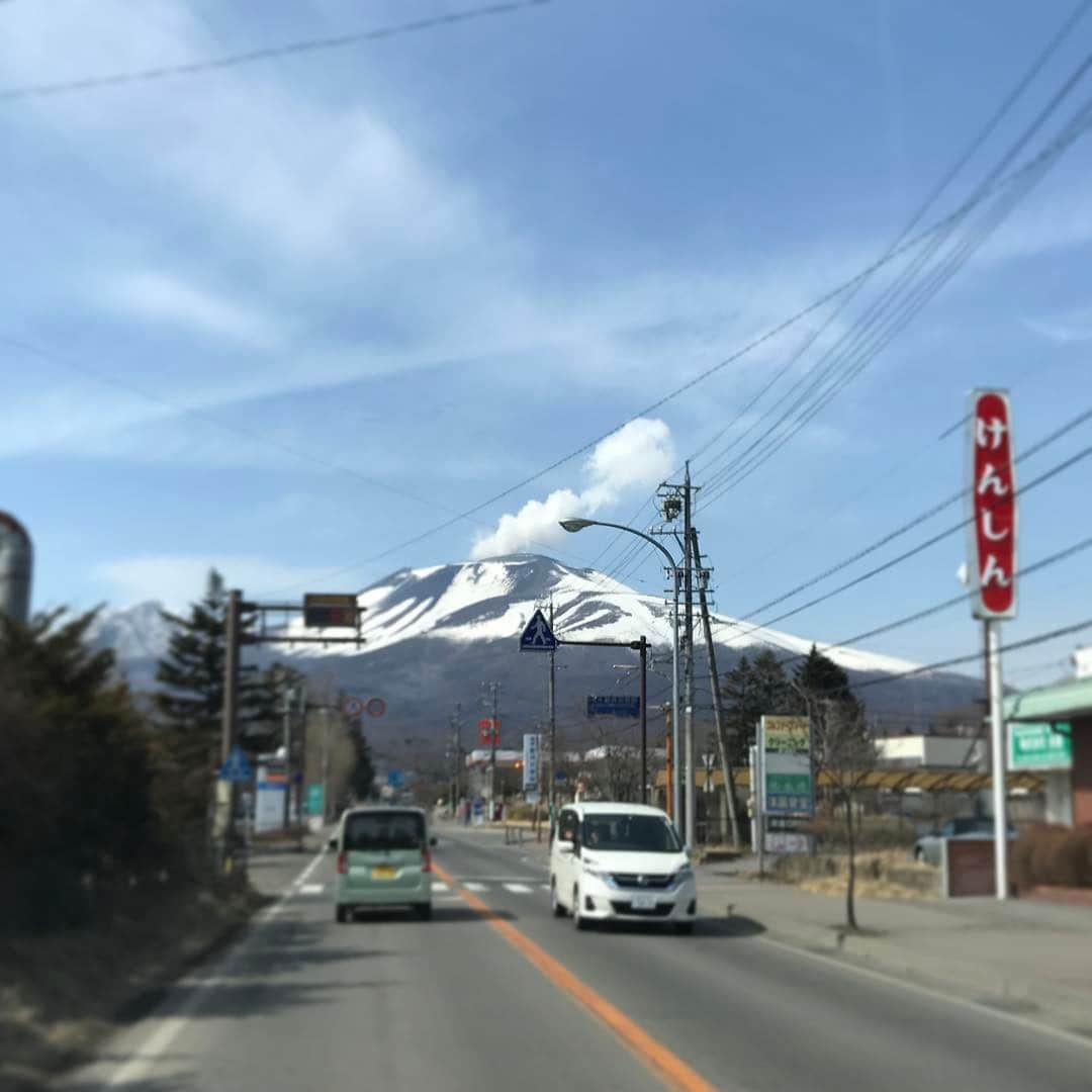 TBSドラマ「カルテット」のインスタグラム：「絶景の#浅間山 #軽井沢オールアップしました❄️❄️とってもとっても寒かったですが、全部いい思い出です😊 #カルテット9話放送は #夜10時50分から #放送します‼️ #是非ご覧ください🙃 #カルテット🎻 #松たか子 #満島ひかり #高橋一生 #松田龍平」