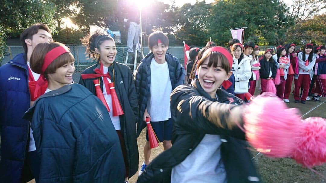 のインスタグラム：「#ひるなかアルバム 今日の1枚はこちら☝️ 「1人だけテンション…(笑)」 by #山本舞香  明日は #永野芽郁 ちゃんです📸 #ひるなかの流星 #3月24日公開」