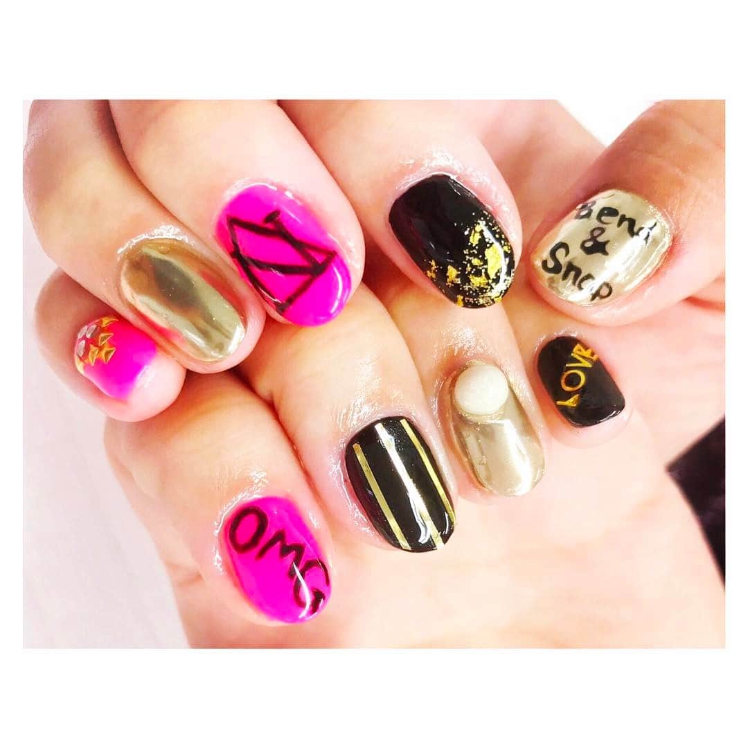 ダンドイ舞莉花のインスタグラム：「#キューティブロンド 本番に合わせて、 #ネイル 変えてみました〜！ 劇中に出てくるソロリティーハウス、デルタヌーのシンボルと、アゲアゲの曲、 #OMG と #BendAndSnap ！！ #nailart #pink #gold #black #legallyblonde #fun #deltanu」