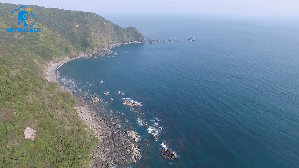 skywalker.inc 【スカイウォーカー株式会社】のインスタグラム：「. ドローン撮影実績🚁 Photo3 高知県土佐市 絶景ですね✨ . 【撮影機材】@djiglobal #ドローン：#inspire1raw #カメラ：#zenmusex5r . #高知県 #土佐市 #動画 #撮影 #景色 #風景 #海 #空 #雲 #山 #山脈 #写真好きな人と繋がりたい  #drone #dji #dronefly #dronelife #dronestagram #sky #skylovers #skyporn #nature #view #aerial #japan」