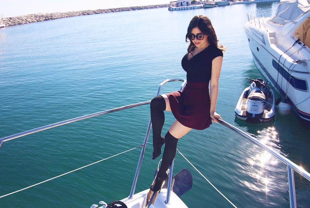 Azzyのインスタグラム：「That moment when you hijack a yacht in GTA. But seriously guys I'm pretty sure I was a mermaid in my past life. The ocean is definitely my happy place. Im also a Pisces! 🐠 What's your sign?」