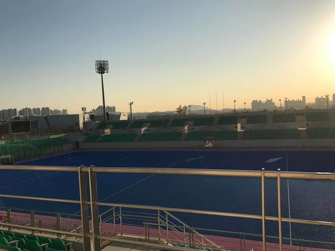 坂井志帆のインスタグラム：「韓国遠征最終日〜🏑🇰🇷 今日も頑張ろ！！ 部屋からの眺め〜☀️✨ #hockey#ホッケー#Korea#韓国#頑張ろ#アジア大会の会場#懐かし#部屋からの眺め#スタンドに部屋#笑#最高の環境#感謝」