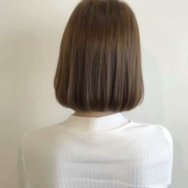 TWiGGY×ピクサムFのインスタグラム：「model Before/新生部1.5㎝/既染部/9トーン/軟毛/女性像（ナチュラル/スイート）  PBe14:C-LA9（3:1）OX6%3倍 ワンメイク ・ ハイトーンでもしっかり色味を感じれるのが、ピクサムの魅力♪ コントロールカラーで、オレンジ味が綺麗に消えた。  #ピクサムカラー #プラチナベージュ #セレクトベージュ #春 #透明感 #巻き髪 #スタイリング #外国人風 #外国人風カラー #美容師 #美容室 #ミディアム #暖色系 #ワンカール #スタイリング #ボブ #bob  #巻き髪 #カラー #ヘアカラー #hair #haircolor #schwarzkopf #シュワルツコフ」