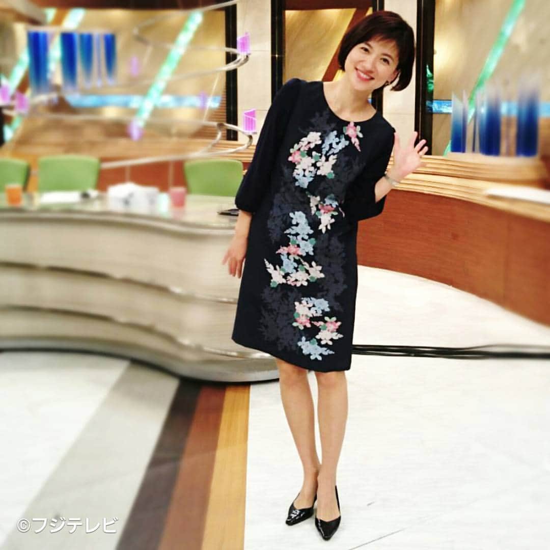フジテレビ「とくダネ！」のインスタグラム：「今日の梅津さんはセンターラインに水彩画風パステルカラーの花柄を大胆にあしらったワンピース 締め色のネイビーが縦長にスッキリしたラインを作るのでスタイルが良く見えるデザインです♪ #梅津弥英子 #とくダネコーデ #水彩タッチ #花柄 #ワンピース #どんなセリフが合うでしょう #アナウンサー #sunauna #とくダネ大喜利 #ファッション #コーディネート #今日のコーデ #コーデ #アナウンサー #大喜利 #2017 #3月15日 #水曜日 #とくダネ #tokudane #フジテレビ #fujitv 170315」