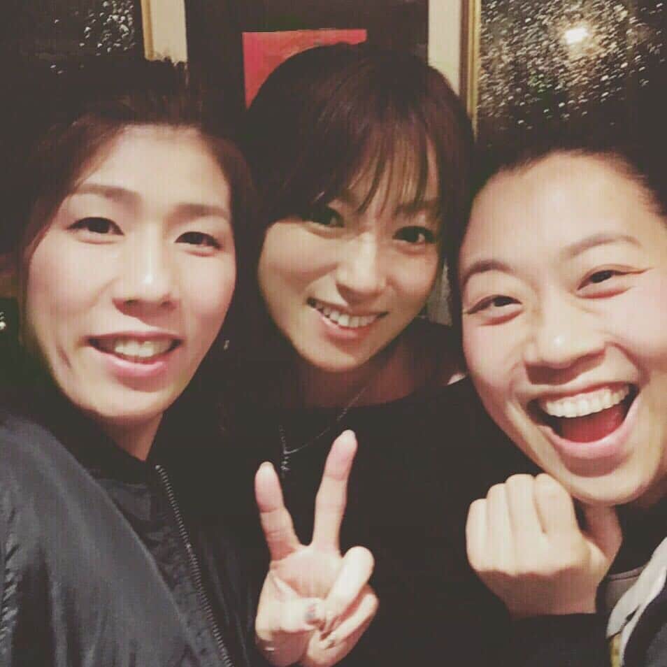 深田恭子のインスタグラム：「あのね本当にもう会えちゃった❣ さおりちゃんが私にタックルの持ち上げ技してくれて...恋に落ちた...天井がすぐ近くにあった...笑...あさこちゃんは実況中継してた...😂❤ #吉田沙保里 さん #いとうあさこ さん #kyokofukada」
