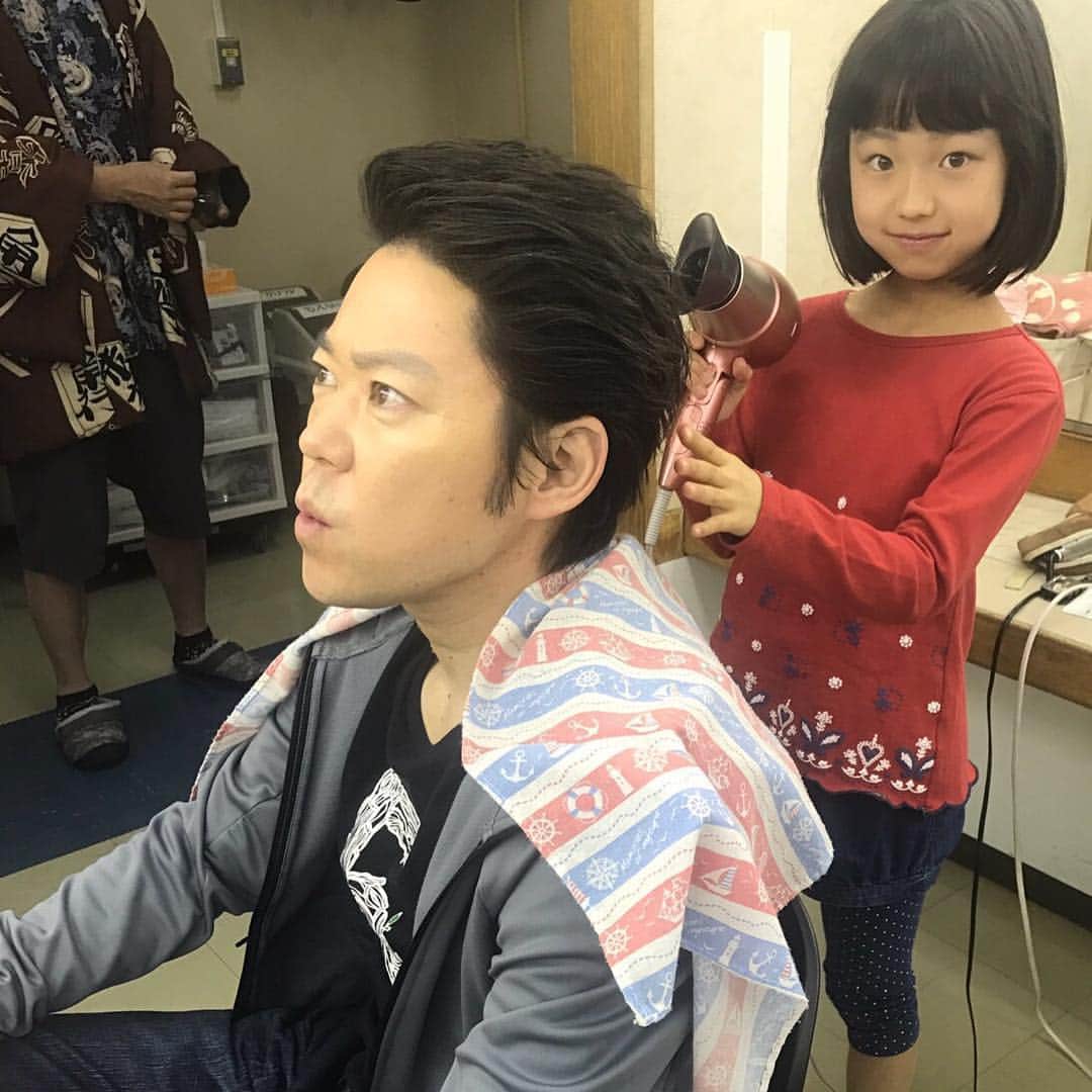 下剋上受験のインスタグラム：「佳織のお仕事シリーズ✂︎ 今日はメイクさん💄  #今日の髪型もばっちり #よろしいですか？ #ノリノリw #下剋上受験 #下剋上 #受験 #TBS #金曜22時 #通称金ドラ #阿部サダヲ #深田恭子 #山田美紅羽 #若旦那 #皆川猿時 #岡田浩暉 #川村陽介 #小芝風花 #要潤#風間俊介 #小林薫」