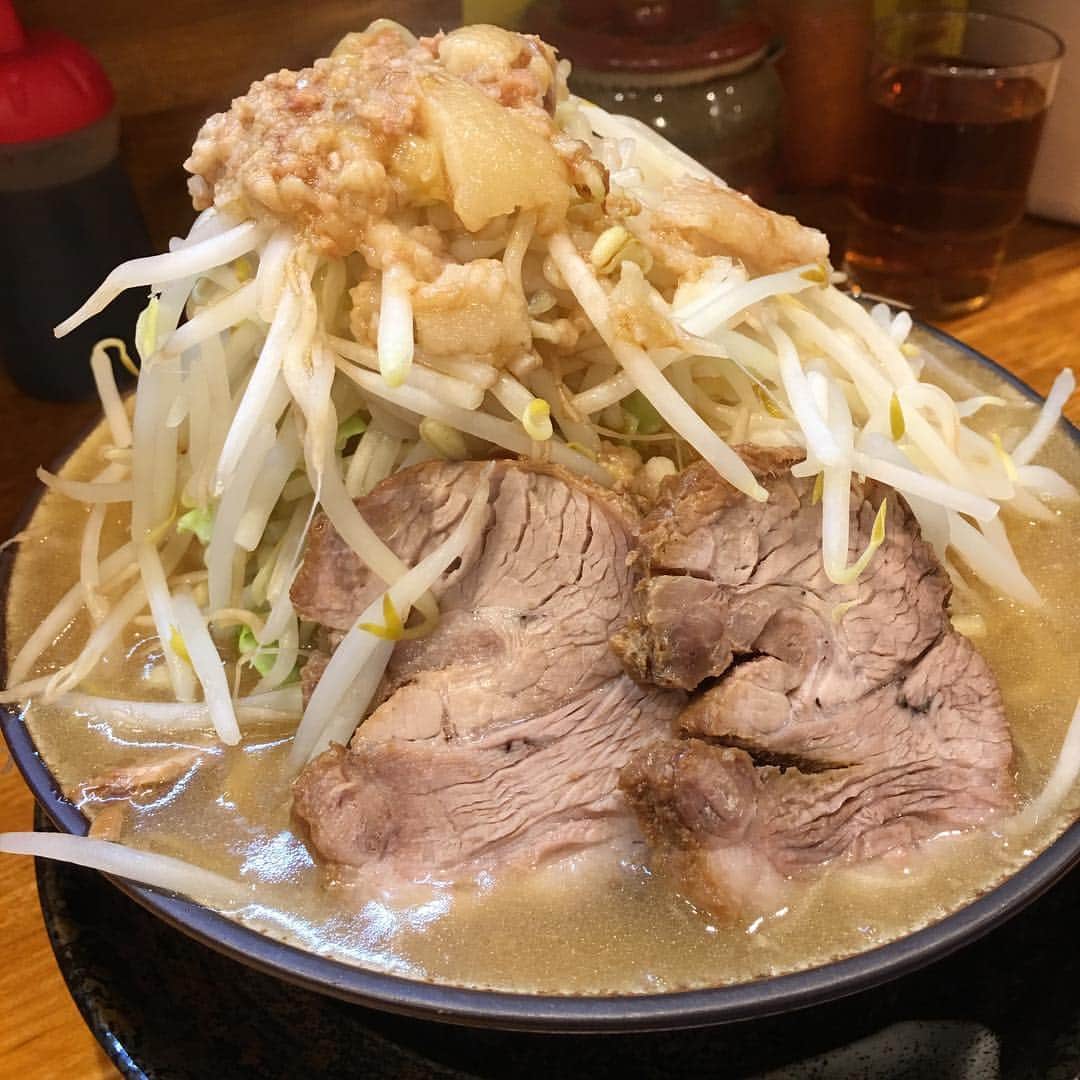 西尾季隆のインスタグラム：「神田の二郎系ラーメン『盛太郎』。 うまいっ！ でも並盛りで大盛りぐらいの量がある。 最初は腹爆発しそうやった。 でも今日は万全の態勢で挑みました。が、腹パンパンでした！ うまかった！ #盛太郎 #量ハンパない #食べる方は #まずは小から #じゃなきゃ残してしまう」