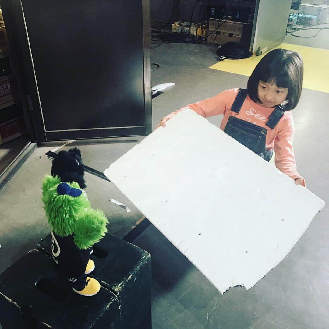 下剋上受験のインスタグラム：「佳織お仕事シリーズ💡 今度は照明さん✨ ちゃんとあててねー！  #ちゅうぼうにいるぬいぐるみ #しっかりお願いしますね！ #照明命よー #下剋上受験 #下剋上 #受験 #TBS #金曜22時 #通称金ドラ #阿部サダヲ #深田恭子 #山田美紅羽 #若旦那 #皆川猿時 #岡田浩暉 #川村陽介 #小芝風花 #要潤#風間俊介 #小林薫」