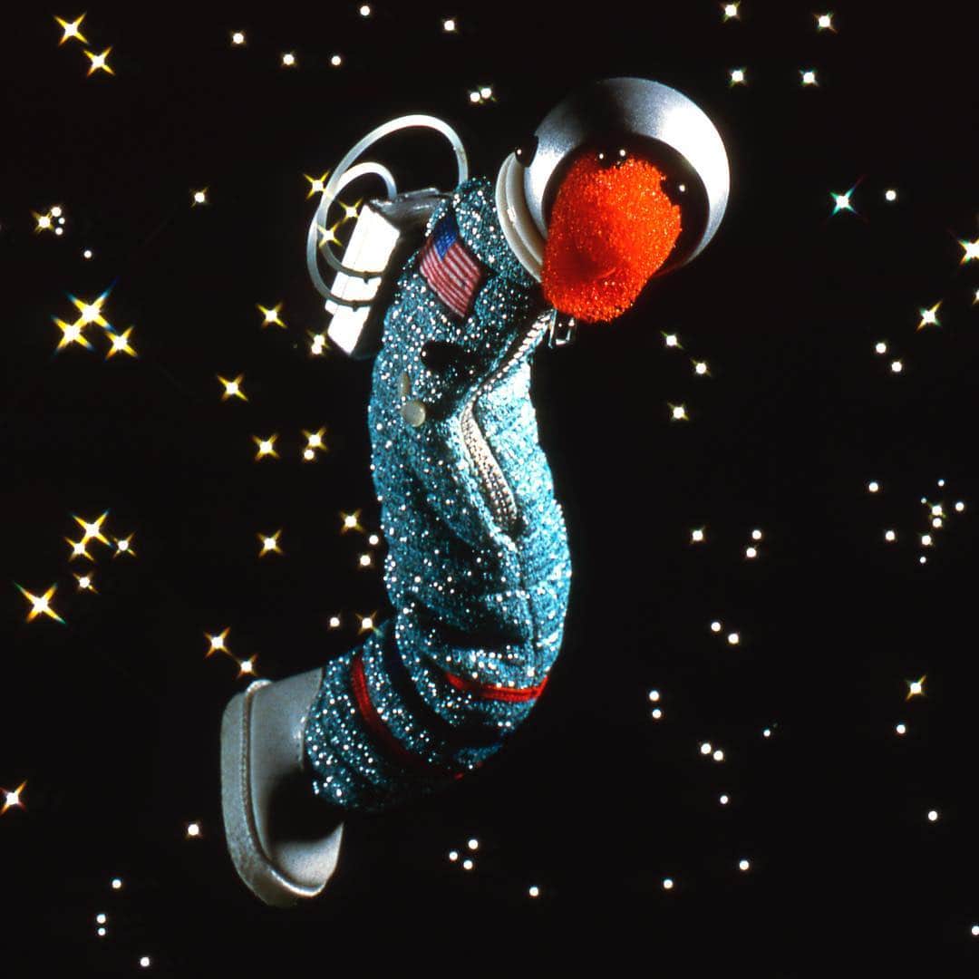 セサミストリートさんのインスタグラム写真 - (セサミストリートInstagram)「Dream big! Slimey reached for the stars and made it to space! #WednesdayWisdom」3月15日 23時37分 - sesamestreet