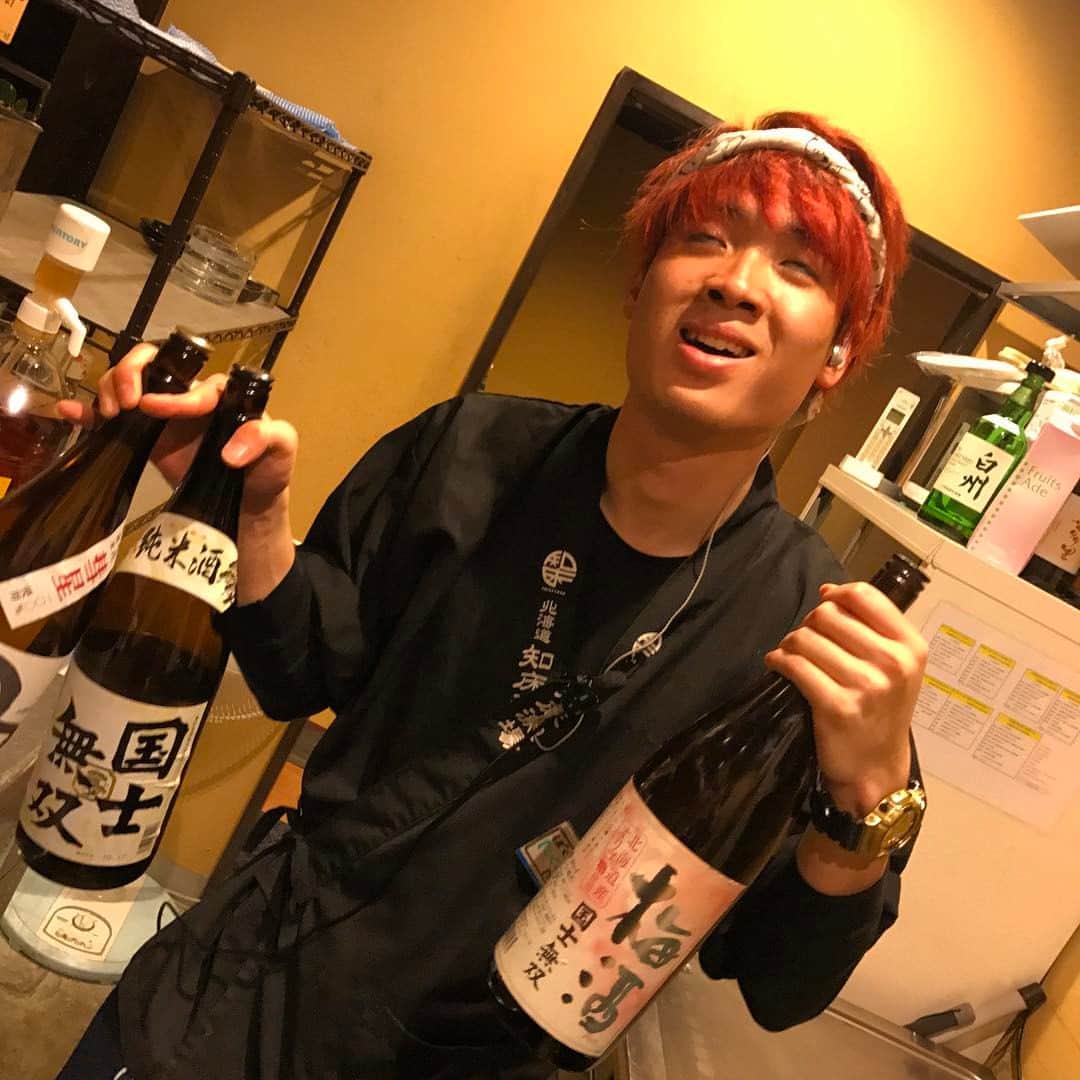 知床漁場明石桜町店のインスタグラム：「. 知床漁場明石店。 スタッフのたくみくん！ たくみくんオススメの 国士無双😊💕 . 国士無双と辛口の国士無双DRY そして、国士無双梅酒まで！ . 是非ご賞味くださいませ😍 . #北海道#知床#漁場#知床漁場#北海道地酒#国士無双#梅酒#お酒#スタッフ#たくみくん#居酒屋#魚#海鮮」